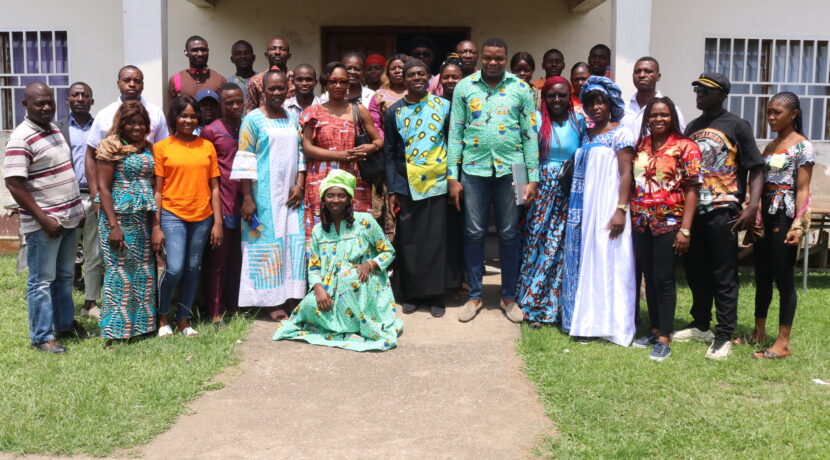 LA COMMUNAUTE URBAINE DE DOUALA (CUD) ET LE MINISTERE DE L’HABITAT ET DU DEVELOPPEMENT URBAIN (MINHDU), AUX COTES DU CODAS CARITAS DOUALA POUR SENSIBILISER ET RENFORCER LES CAPACITES DES LEADERS COMMUNAUTAIRES.